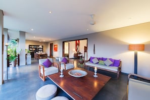 Villa, 3 habitaciones, balcón | Comedor