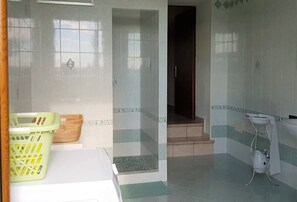 Dusche, Haartrockner, Bidet, Handtücher