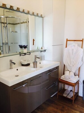 Deluxe Double Room (Pomerol) | Bathroom sink