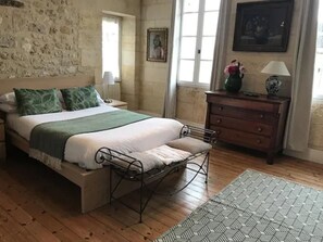 Deluxe Double Room (Pomerol) | Minibar, individually decorated, individually furnished - La Maison Colline (Saint-Émilion)