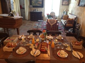 Breakfast (EUR 5 per person) - La Maison Colline (Saint-Émilion)
