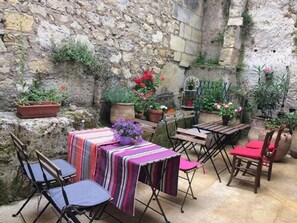 Courtyard - La Maison Colline (Saint-Émilion)