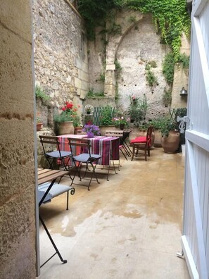 Courtyard - La Maison Colline (Saint-Émilion)