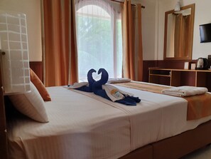 Honeymoon-Zimmer | Hochwertige Bettwaren, Betten mit Memory-Foam-Matratzen, Minibar