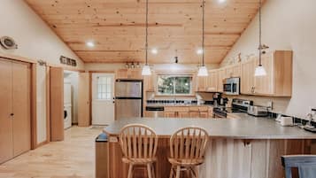 Cabin, 3 Bedrooms | Private kitchen | Fridge, oven, coffee/tea maker, toaster
