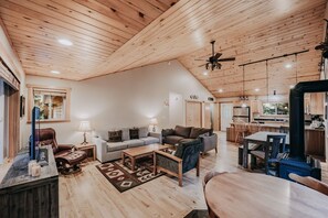 Cabaña, 3 habitaciones | Área de sala de estar