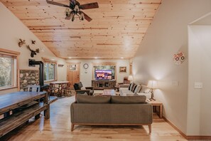 Living area - 65gs - Hot Tub - Wi-fi - Pets Ok - Bbq 3 Bedroom Home by Redawning (Deming)