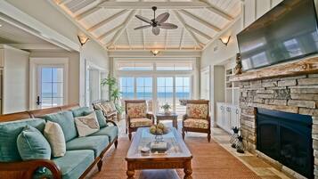 Casa, 6 habitaciones | Área de sala de estar | Televisión