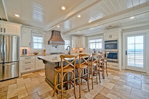 House, 6 Bedrooms | Private kitchen | Fridge, oven, coffee/tea maker, toaster