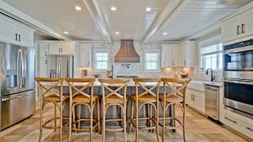 Maison, 6 chambres | Cuisine privée | Cafetière-théière, réfrigérateur, un four, grille-pain