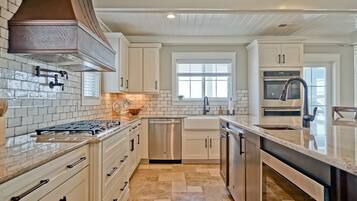 Casa, 6 habitaciones | Cocina privada | Refrigerador, horno, cafetera y tetera y tostadora