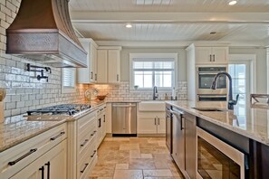House, 6 Bedrooms | Private kitchen