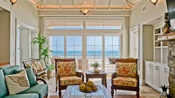 House, 6 Bedrooms | Living area