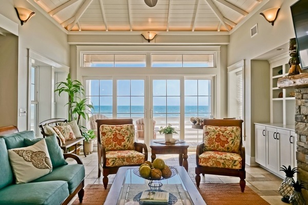 House, 6 Bedrooms | Living area | TV