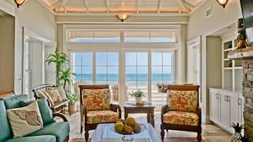 House, 6 Bedrooms | Living area | TV