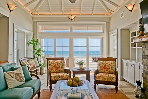 House, 6 Bedrooms | Living area | TV