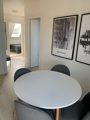 Appartement, 2 chambres | Repas dans la chambre