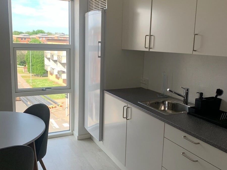 Apartemen, 2 kamar tidur | Dapur kecil pribadi | Pemanggang roti dan peralatan masak/sendok-piring