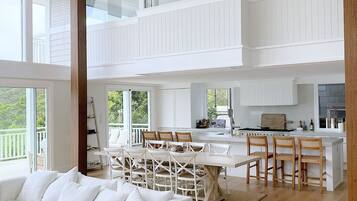Smart TV, fireplace, ping pong, books