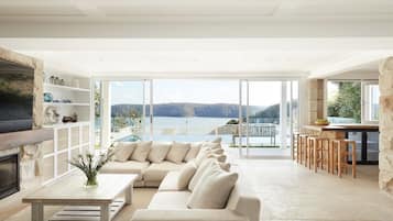 Smart TV, fireplace, ping pong, books