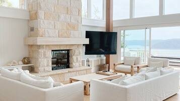 TV connectée, cheminée, table de tennis de table, livres