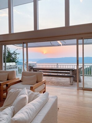 Smart TV, fireplace, ping pong, books - New Walter Barda Award Winning Home (Palm Beach)