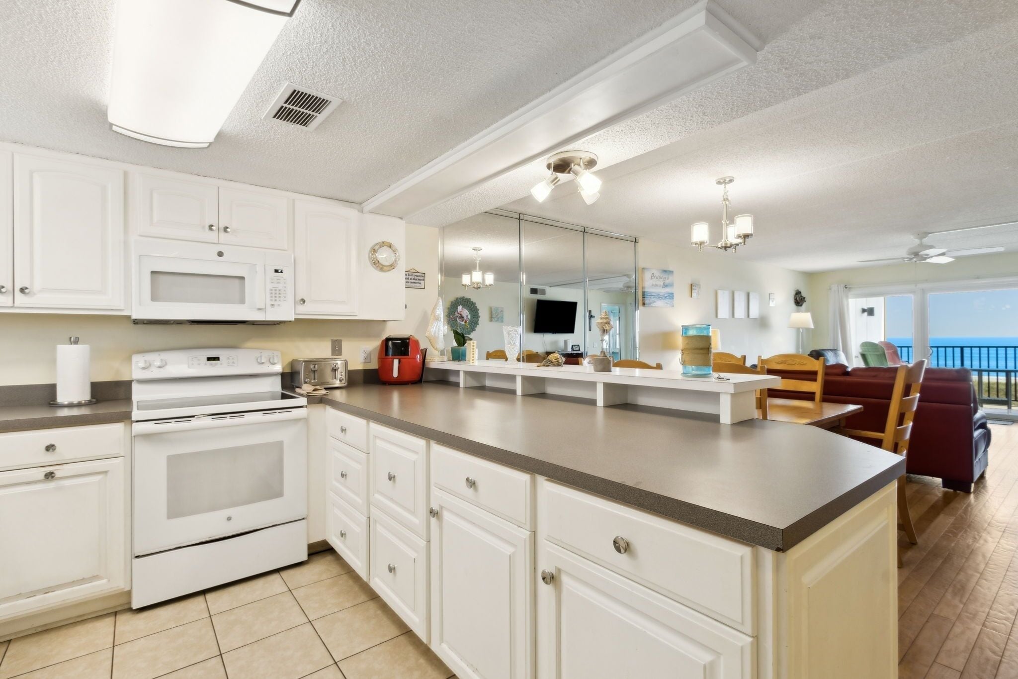 Condo, 2 habitaciones | Cocina privada | Refrigerador, horno y cafetera y tetera 