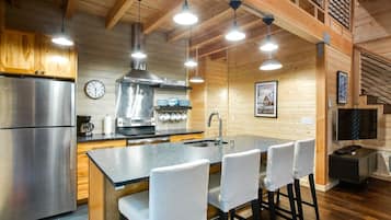 Mökki, 2 makuuhuonetta | Yksityinen keittiö | Jääkaappi, uuni, kahvin-/teenkeitin, leivänpaahdin