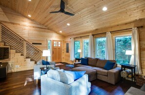 Cabin, 2 Bedrooms | Living area