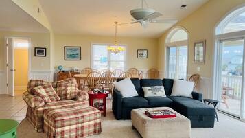 House, 5 Bedrooms | Living area