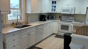 House, 5 Bedrooms | Private kitchen | Fridge, oven, dishwasher, coffee/tea maker