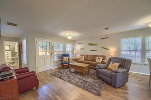 Maison, 4 chambres | Aire de séjour | Téléviseur connecté