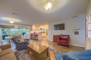 Casa, 4 habitaciones | Área de sala de estar | Smart TV 
