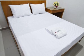 Desk, free WiFi, bed sheets - Rich Guesthouse (Jambi)