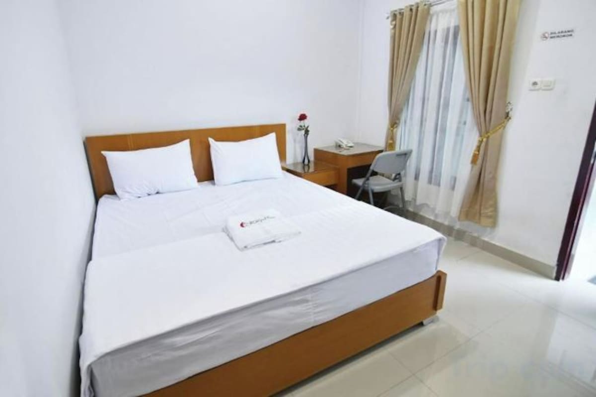 Desk, WiFi (free), bed sheets