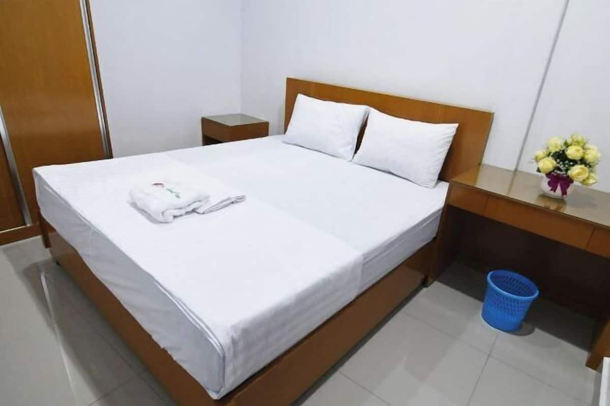 Desk, free WiFi, bed sheets