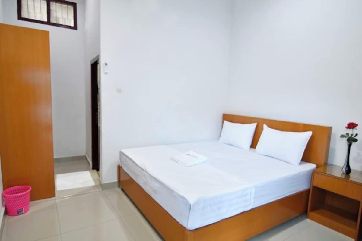 Desk, WiFi (free), bed sheets