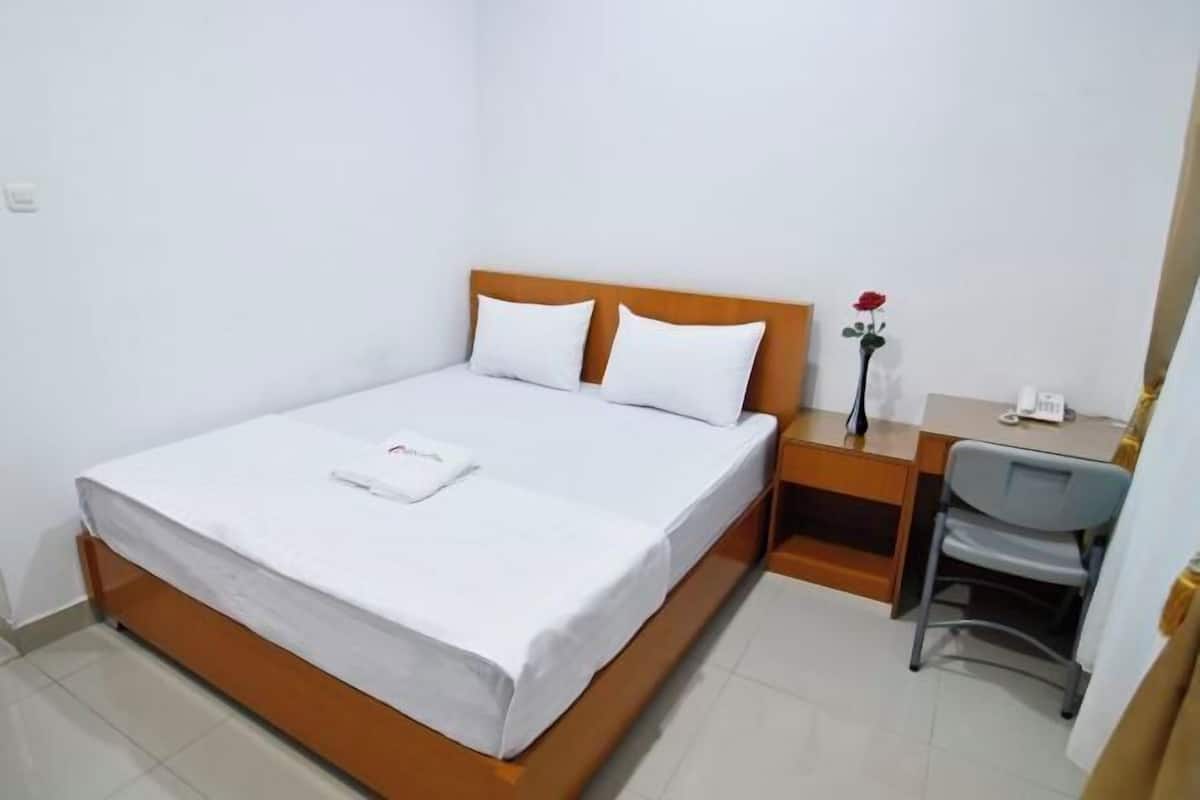 Desk, free WiFi, bed sheets