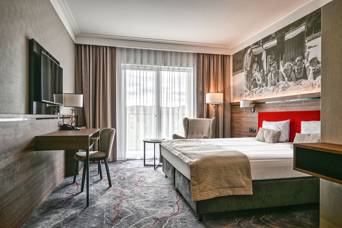 Habitación Premium, balcón | 1 dormitorio, tabla de planchar con plancha, wifi gratis y ropa de cama