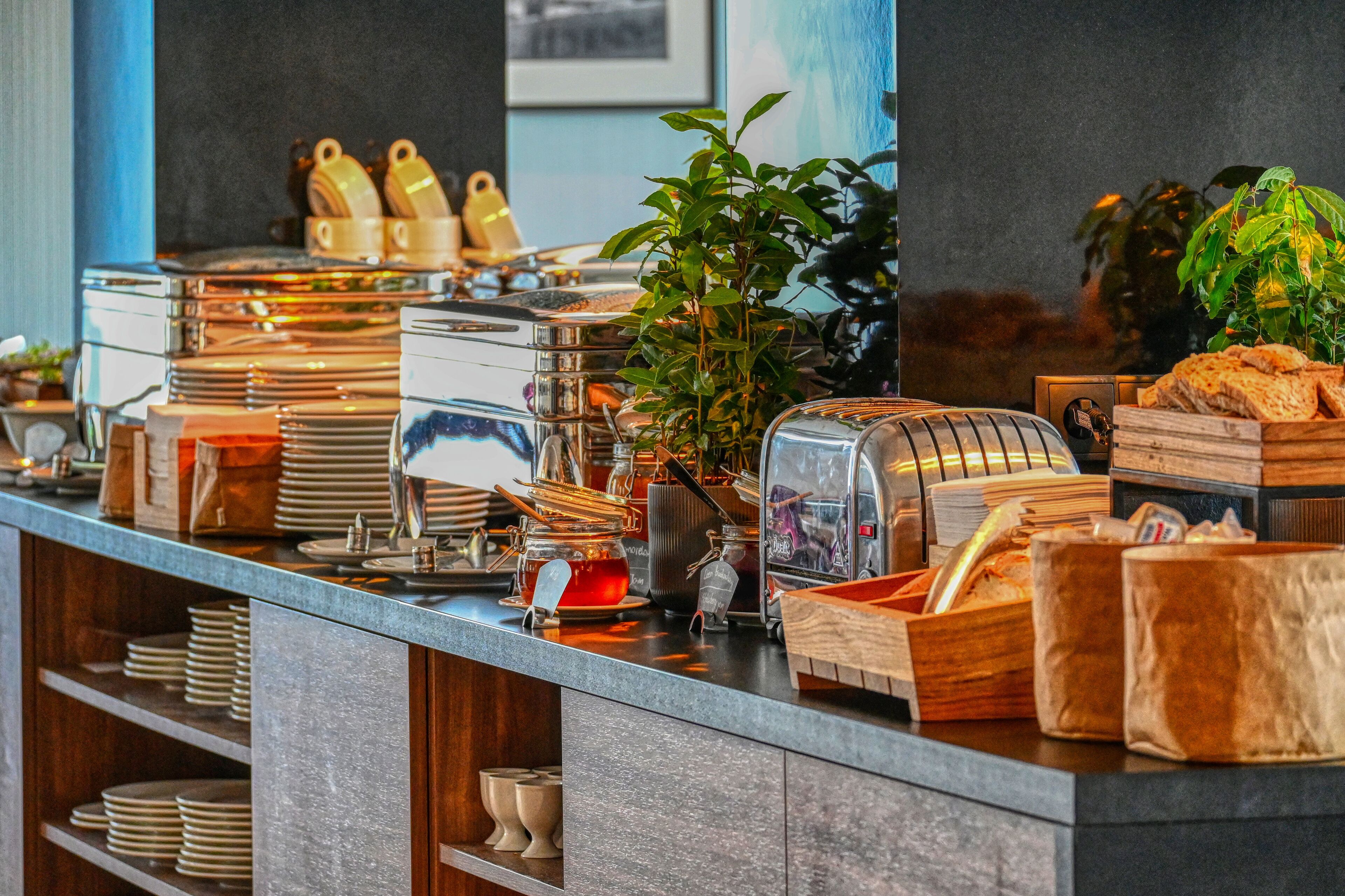 daily buffet breakfast (pln 74 per person)