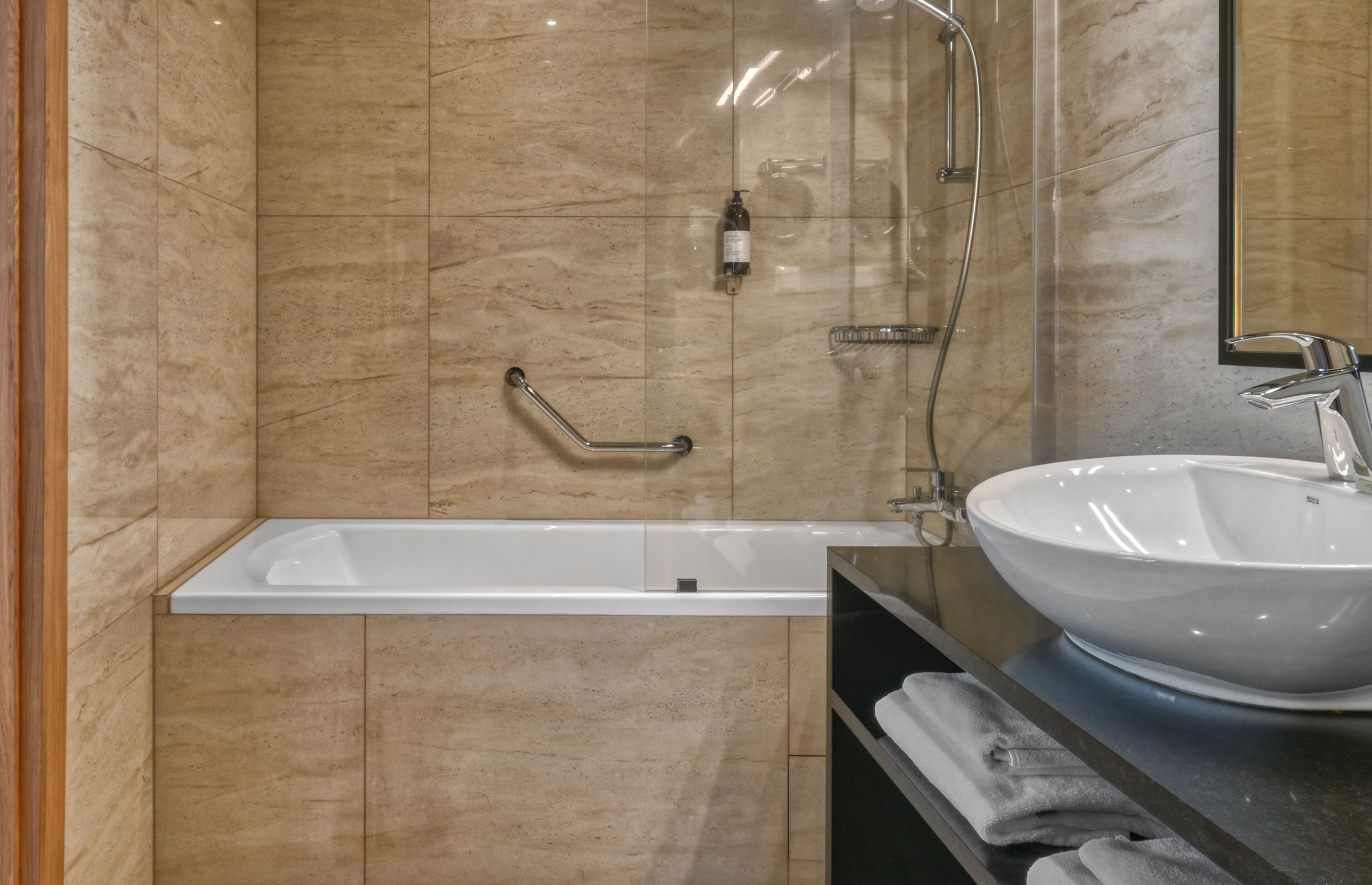 apartment | bathroom | shower, free toiletries, hair dryer, towels