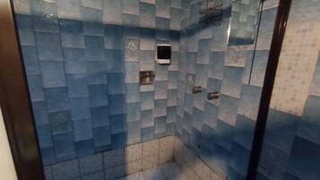 Casa, 3 habitaciones, con acceso para personas discapacitadas, para fumadores | Baño | Jabón y shampoo