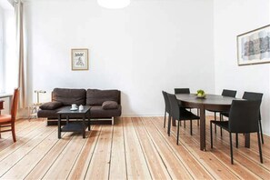 Departamento, 2 habitaciones, vista a la ciudad | Área de sala de estar