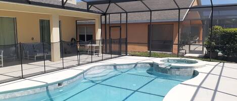 Alberca techada y alberca al aire libre