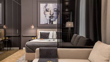 Tabla de planchar con plancha, wifi gratis y ropa de cama