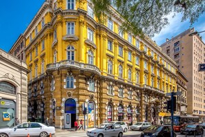Front of property - Luxury Number 1 Apartments (Rijeka)
