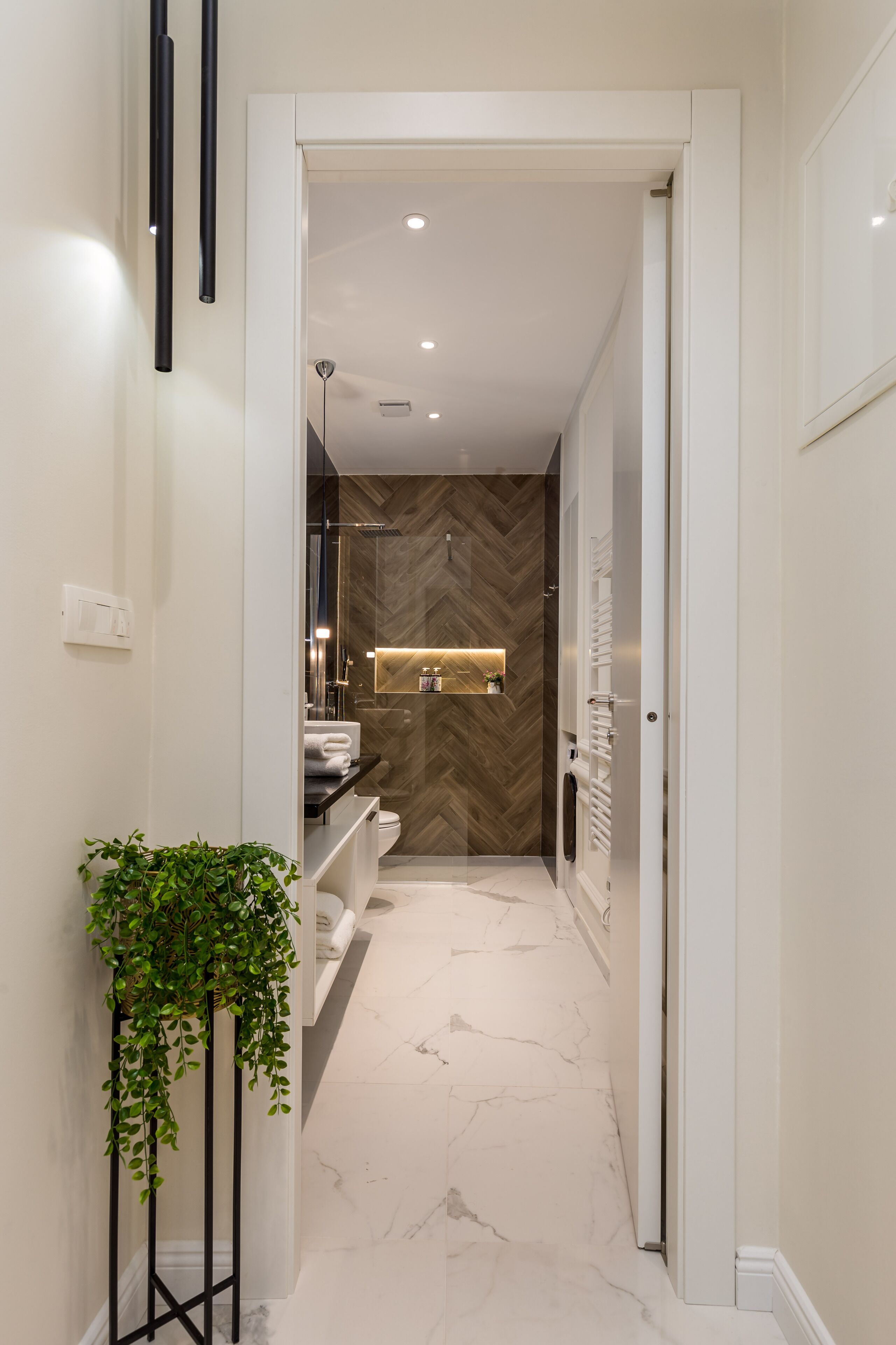 Apartemen Mewah | Kamar mandi | Shower, pengering rambut, handuk, dan sabun