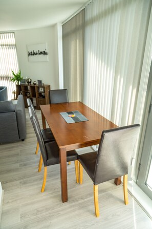 Apartment | Living room | 46-inch LED TV with digital channels, TV, Netflix - Kent Street - Apt 11 (Liverpool)