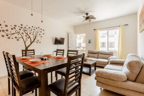 Apartment, 2 Bedrooms, Smoking, Balcony | Tempat makan