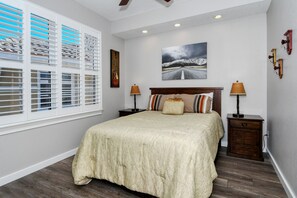 3 soverom, skrivebord for bærbar PC og strykejern/-brett